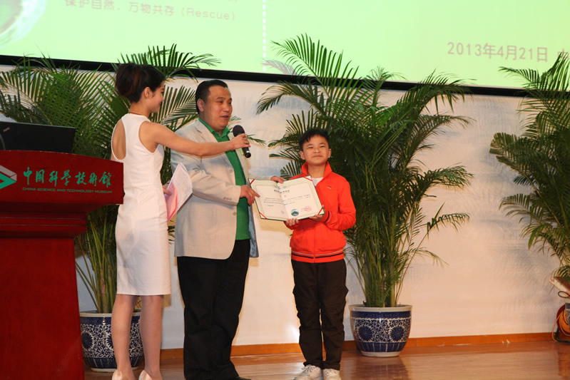 国际绿色经济协会秘书长为英雄少年林浩颁发证书