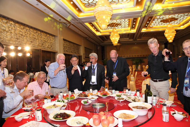 沙祖康与外国贵宾举杯同饮