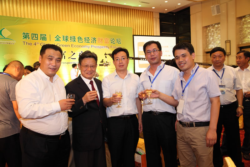 邓继海秘书长与沙祖康大使同企业代表合照