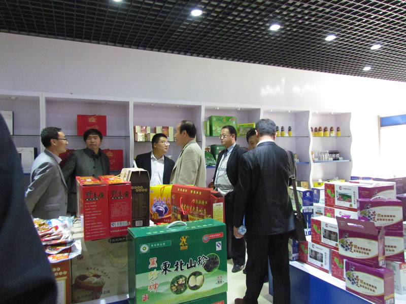 27-IGEA考察团在国际展览中心的一楼参观了全国名优特产品展销厅