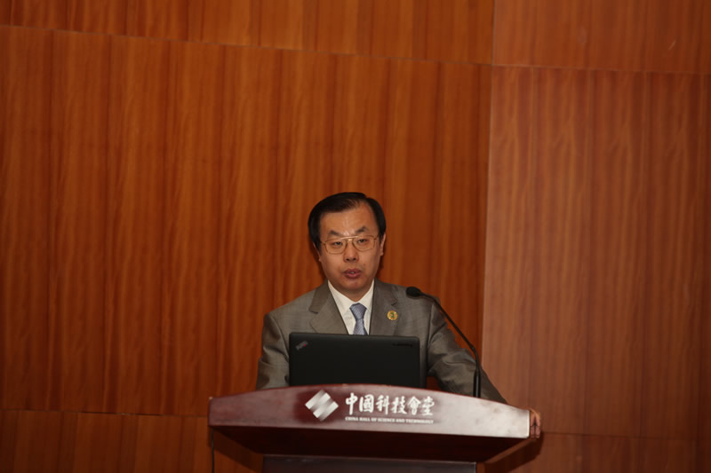 国际绿色经济协会副秘书长、中国人民银行节能减办原副主任辛小光主持会议