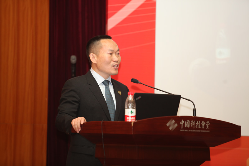 中国绿色发展基金联席副主任、国际绿色经济发展协会副会长、四川恒河实业有限公司董事长刘自新先生作中国绿色发展基金2014年计划报告