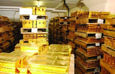 这里共有122个储藏间，最大的可以存放近11万块金砖，堆起来有3米高、3米宽、5米多长。整个金库存放的黄金约有7000多吨，约占全球官方黄金储备2.93万吨的四分之一。