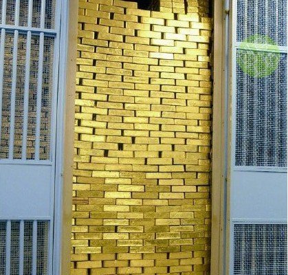 之所以如此多国家和国际金融机构选择纽约联邦储备银行作为官方黄金储藏地，主要是考虑交易方便。纽约是全球黄金交易中心，据说，运输安全成本和经济成本高昂的黄金在联邦储备银行是通过换房间的方式完成交易的。比如，双方交易达成后，黄金就从1584房间搬到3024房间，但没人知道这两个房间号码背后是谁。美国战略界还流传着另一种观点：欧洲国家把黄金存放在美国是因为担心“前苏联”以及现在的俄罗斯会“入侵欧洲”。