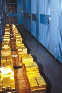 这座金库实际上位于曼哈顿地下巨大的花岗岩层之上，所以根本不必担心劫匪会打个地洞钻进金库。