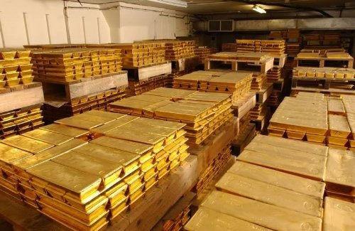 金库的唯一入口是一个由直径7米多，重达90余吨的钢制圆柱体和140吨重的钢制框架所组成的机关，炸弹也不能撼其分毫。