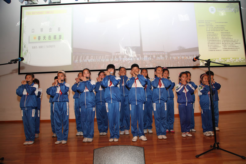 绿源打工子弟学校学生现场表演口琴“春天在哪里”