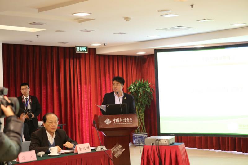 农林生态产业发展座谈会会议主持人胡文军（国际绿色经济协会生态农业事业部主任）先生